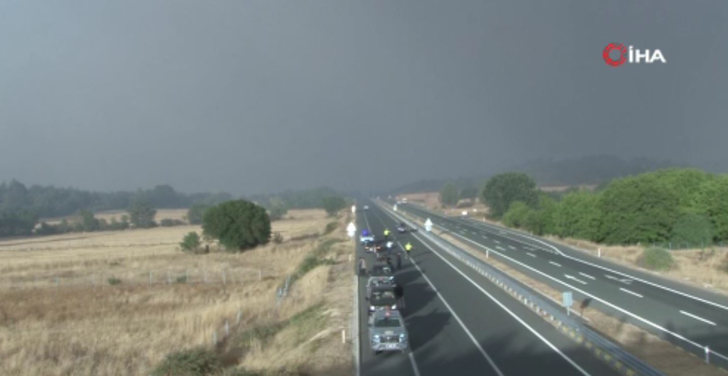 Dumanlar yolu kapladı, iki şehri bağlayan kara yolu ulaşıma kapatıldı