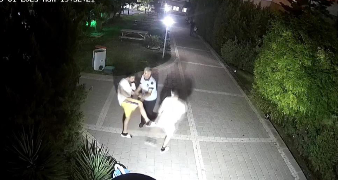 13 yaşındaki çocuğu site ortasında dövdü, o anlar güvenlik kamerasına yansıdı