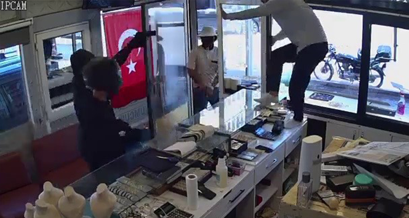 Silahla kuyumcu soymaya gelen 3 acemi hırsızın ellerinin boş döndükleri anlar kamerada