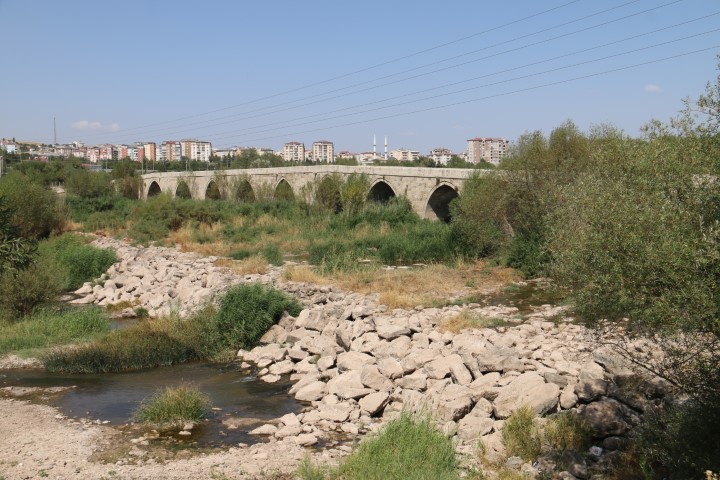 Kuraklık Türkiye’nin en uzun nehrini de vurdu, zemin görüntü adacıklar ortaya çıktı