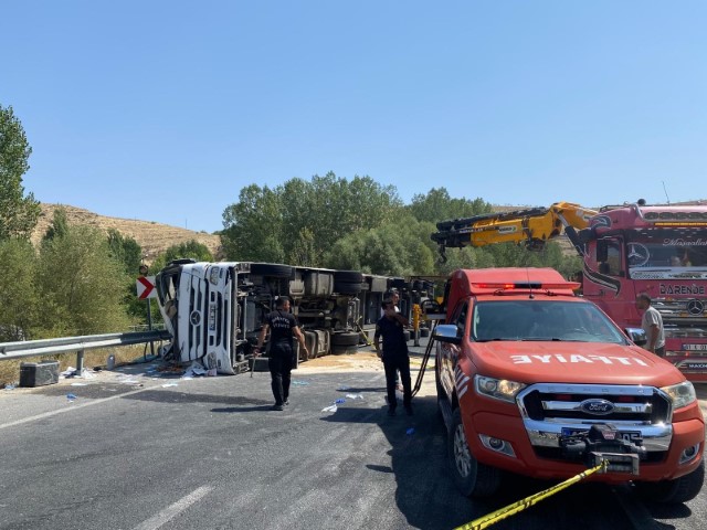 Malatya’da devrilen tırın sürücüsü ağır yaralandı