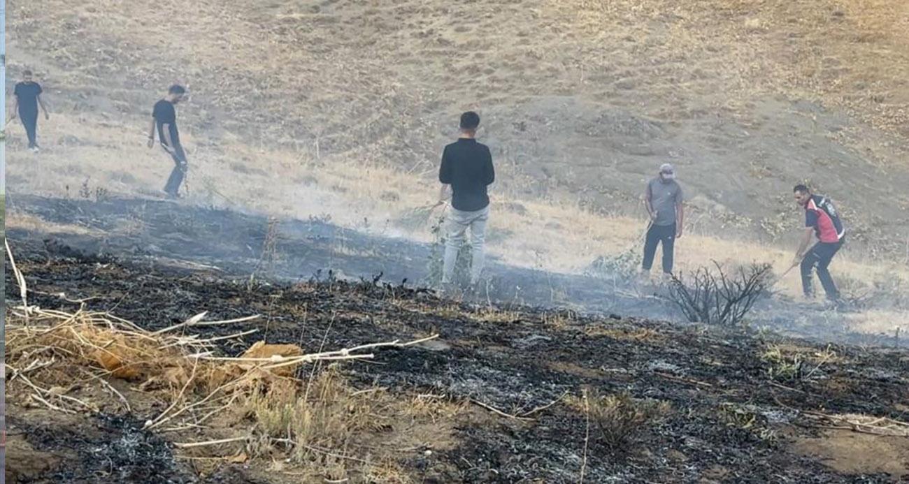 Yüksekova’da anız yangını çevredeki evlere kadar yaklaştı