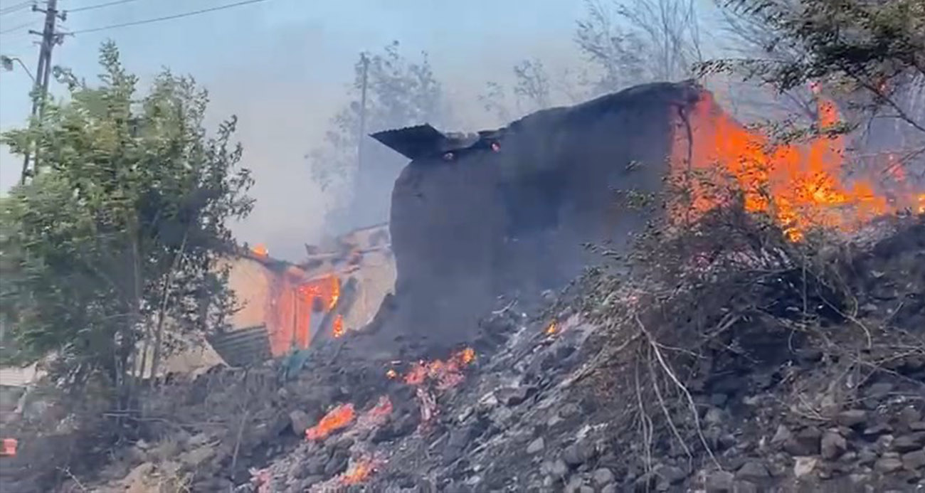 Tunceli’de yangın: Evler ve ağaçlık alan alevlere teslim oldu