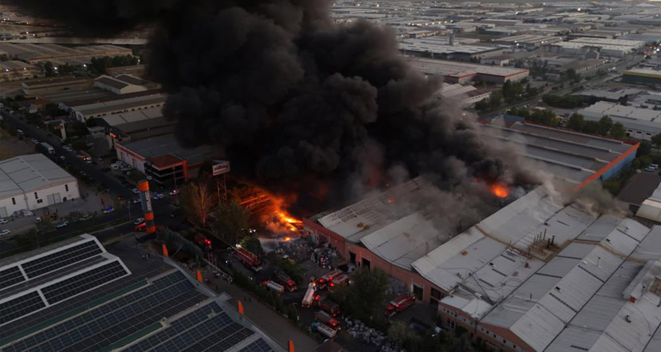 Kayseri’deki fabrika yangını sürüyor: İtfaiye ekipleri yangını söndürmek için yoğun çaba sarf ediyor