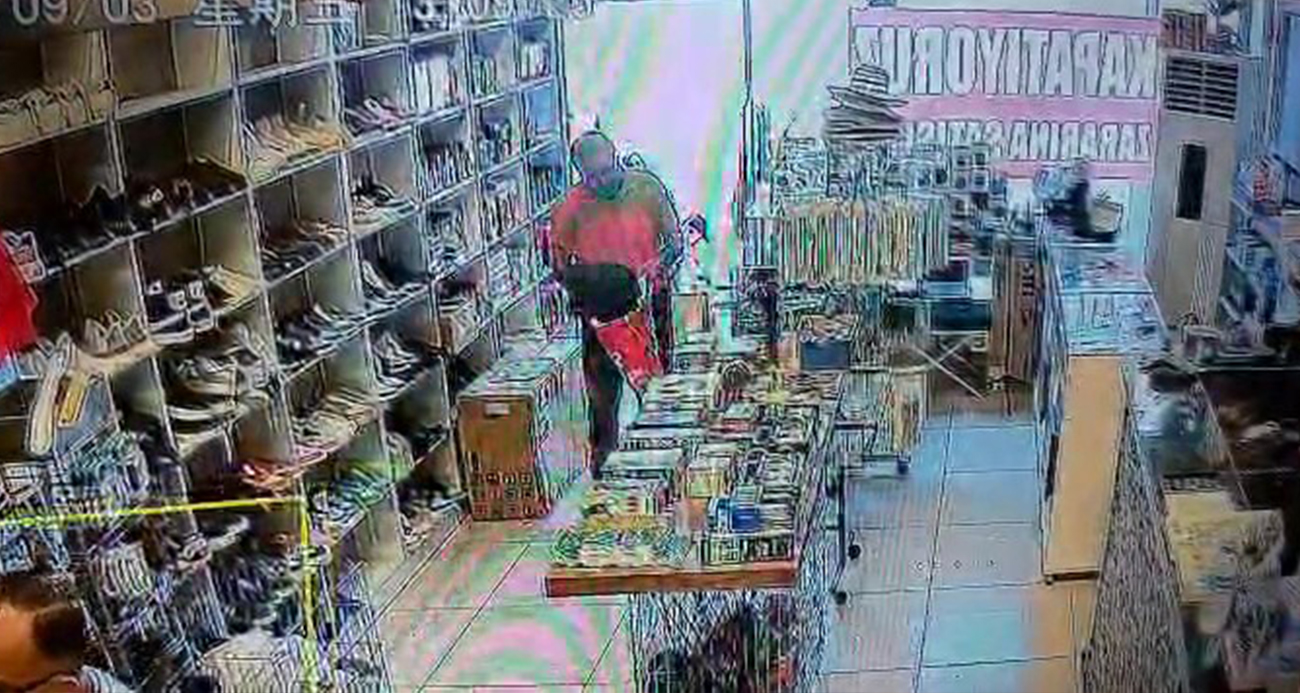 Müşteri gibi geldiği mağazadan ayakkabıyı böyle çaldı