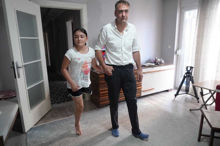 Okulların açılmasına günler kala 12 yaşındaki Özge’ye dar gelen protez bacak engeli