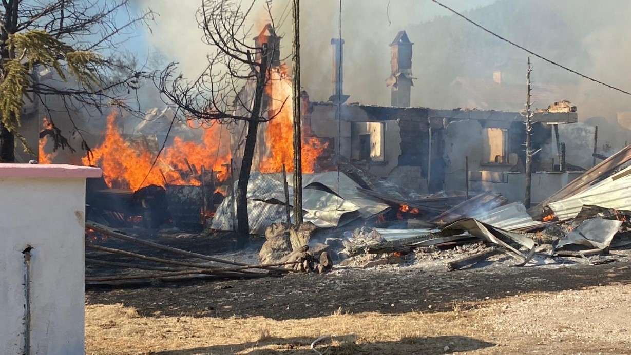 Bolu’da yaylada 12 yapı küle döndü: Kundaklama şüphesi