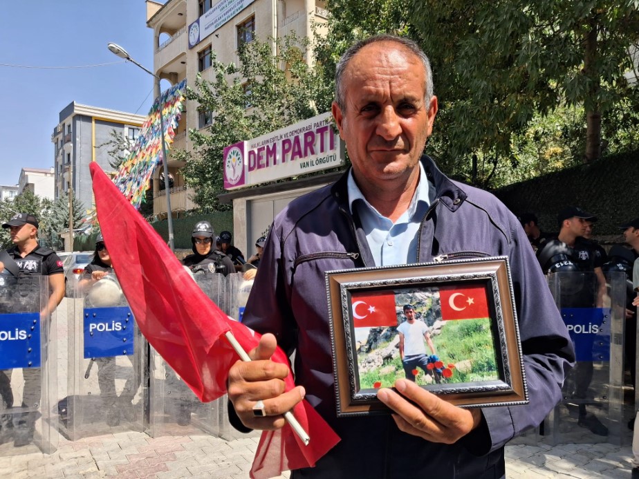 Vanlı anneler evlatlarını bekliyor