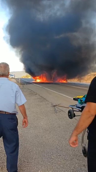 Kafa kafaya çarpışan iki otomobil alev aldı: 3 ölü, 5 yaralı