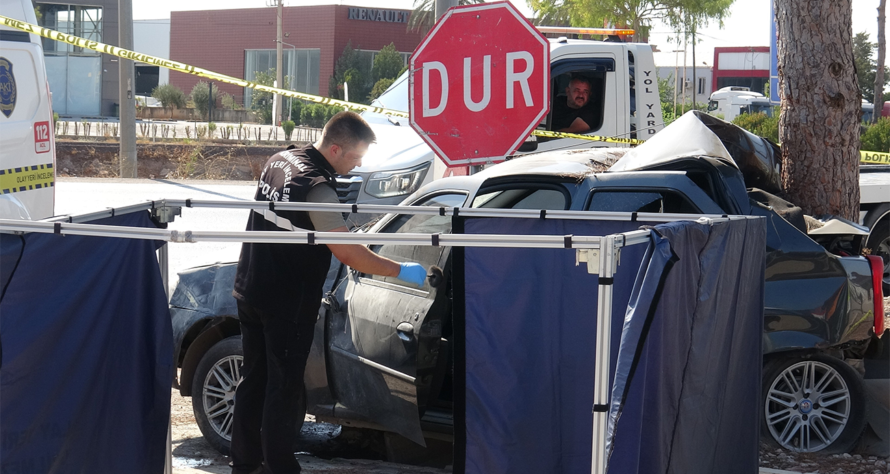 Antalya’da ağaca çarpan otomobilin sürücüsü hayatını kaybetti