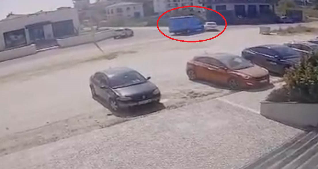 Antalya’da kargo aracıyla otomobil çarpıştı