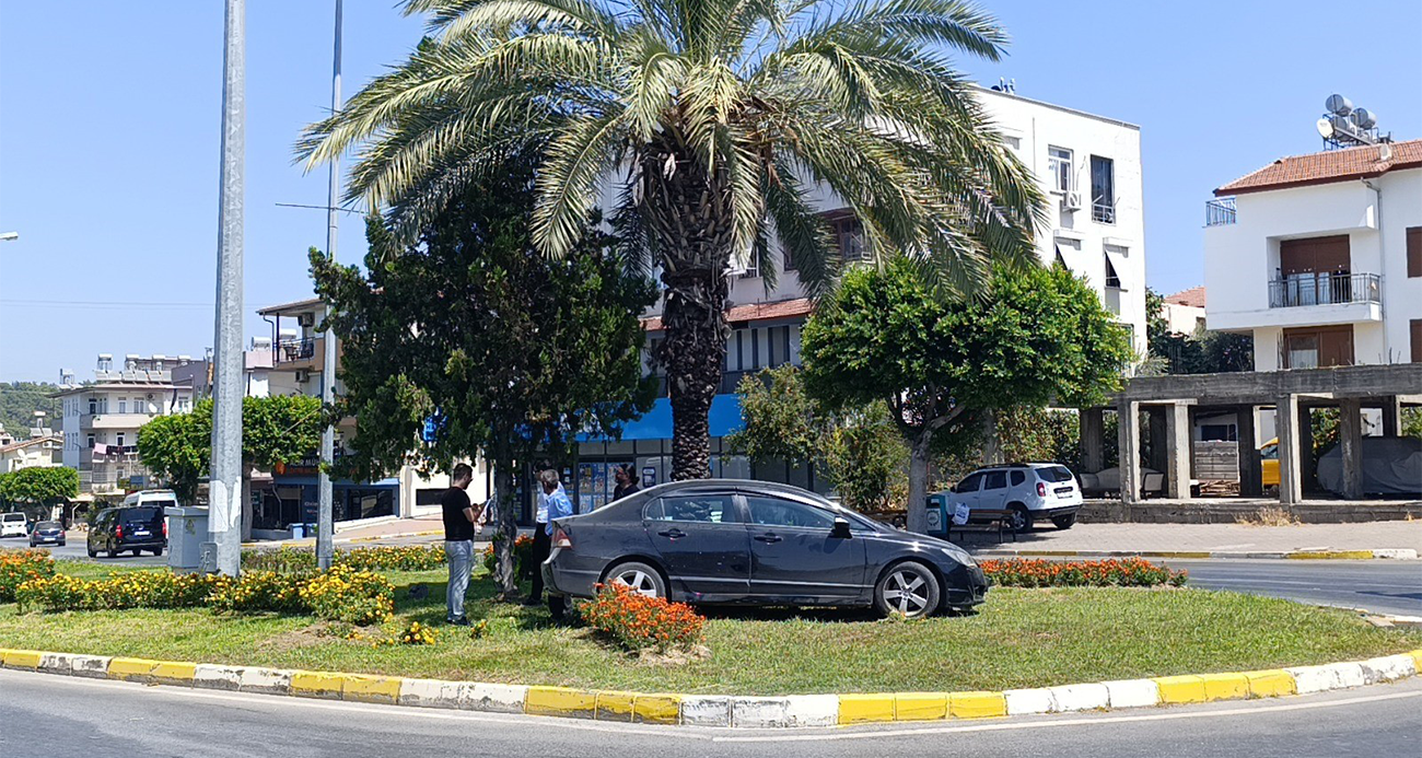 Kaza yapan otomobil refüje çıkarak durabildi