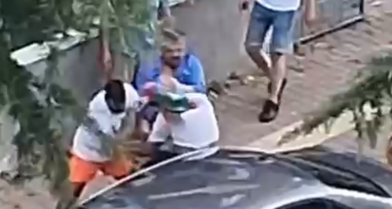 Ağabeyini darbedeni bıçakladı: O anlar kamerada