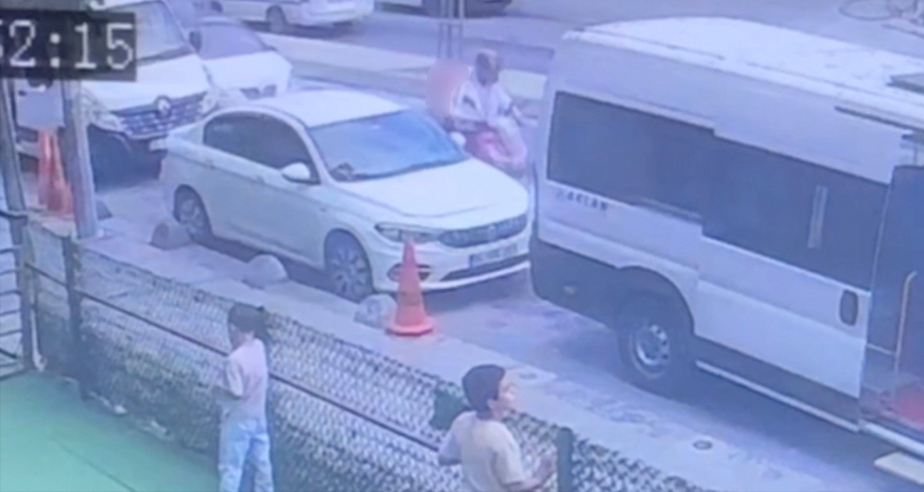 Arnavutköy’de yol verme tartışması kazayla sonlandı: Otomobil motosikletliye çarptı