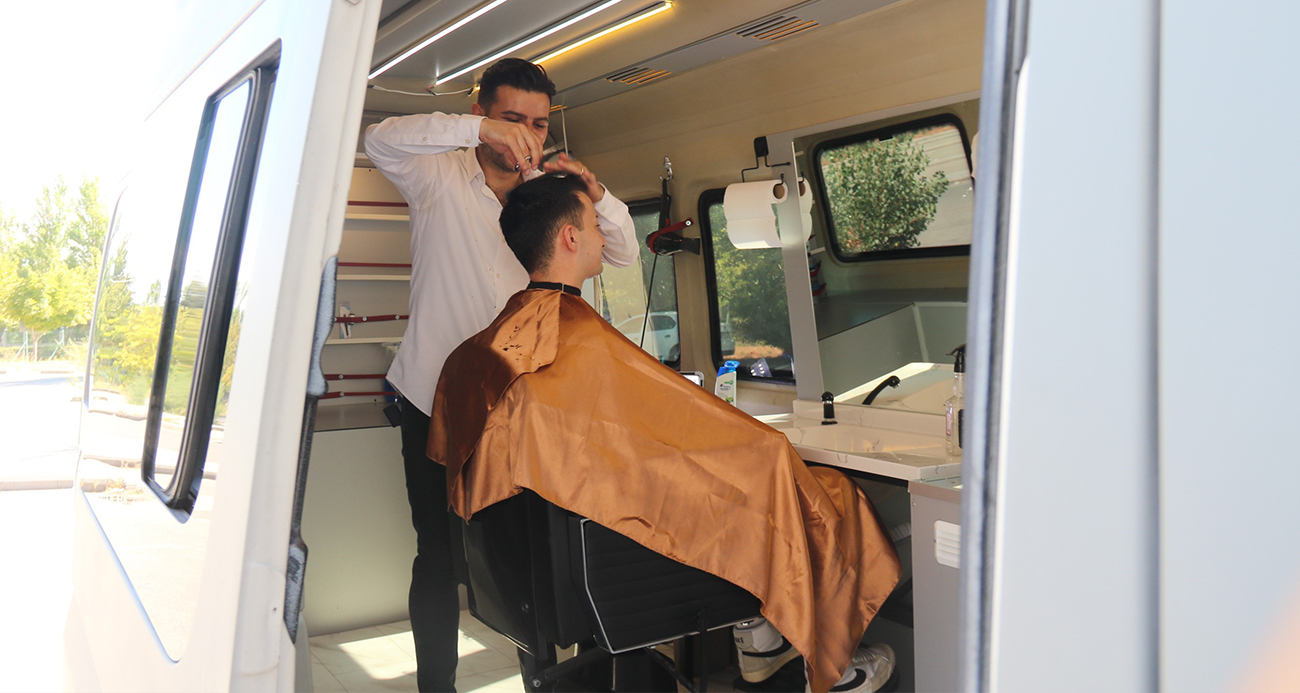 Tek telefonla müşterinin ayağına giden berber dükkânı