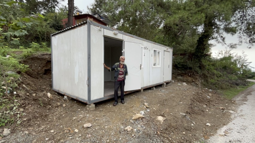 Yıllardır yalnız başına yaşamını çadırda sürdüren yaşlı adam yeni yuvası olan konteynerine kavuştu
