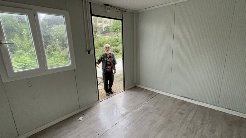 Yıllardır yalnız başına yaşamını çadırda sürdüren yaşlı adam yeni yuvası olan konteynerine kavuştu