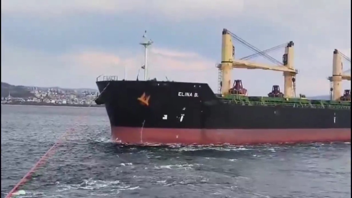 Makine arızası yapan gemi Karanlık Liman’a demirletildi