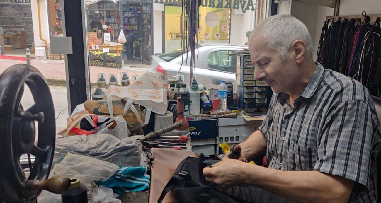 Rize’de 35 yıllık ayakkabı tamircisinden mesleki sitem, "Sanat bitti, bu meslek bizimle sona erecek"