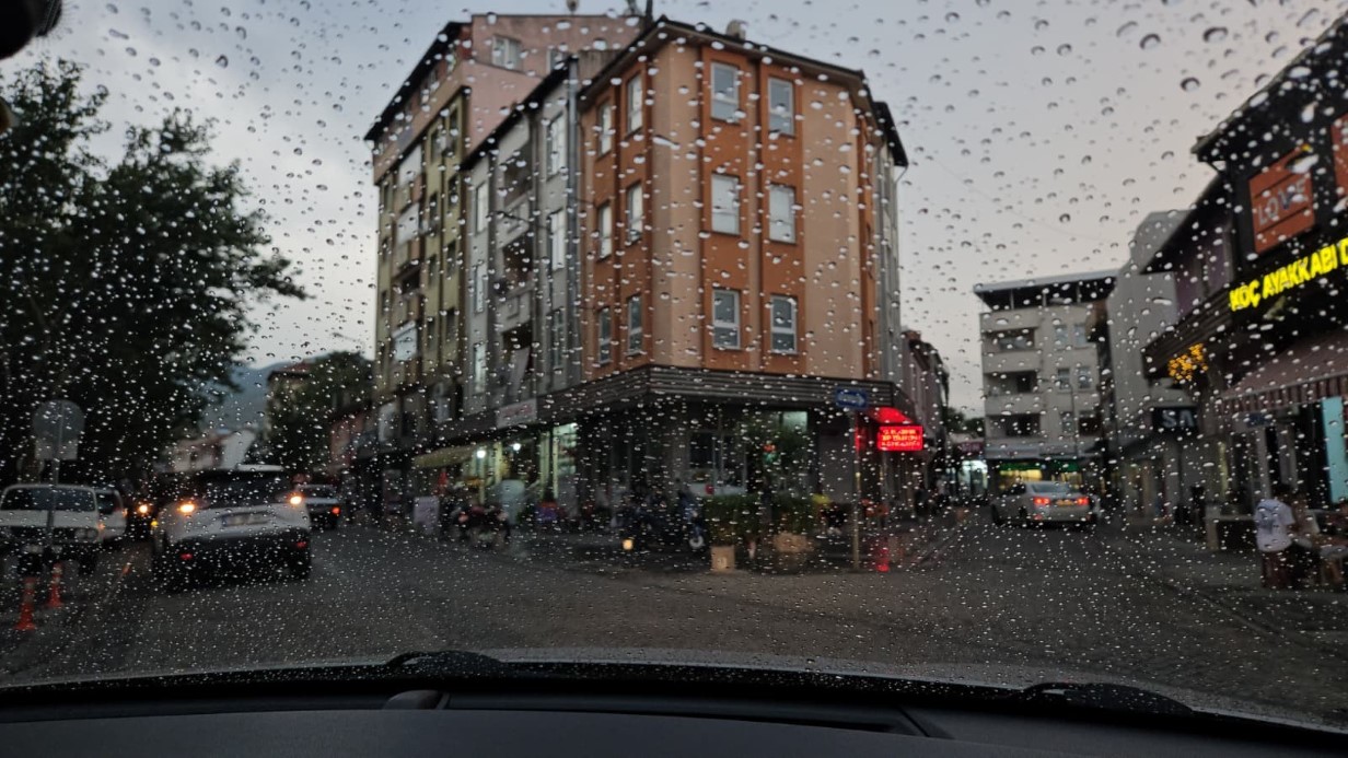 Depremin vurduğu Sındırgı’da aylar sonra yağmur yağdı