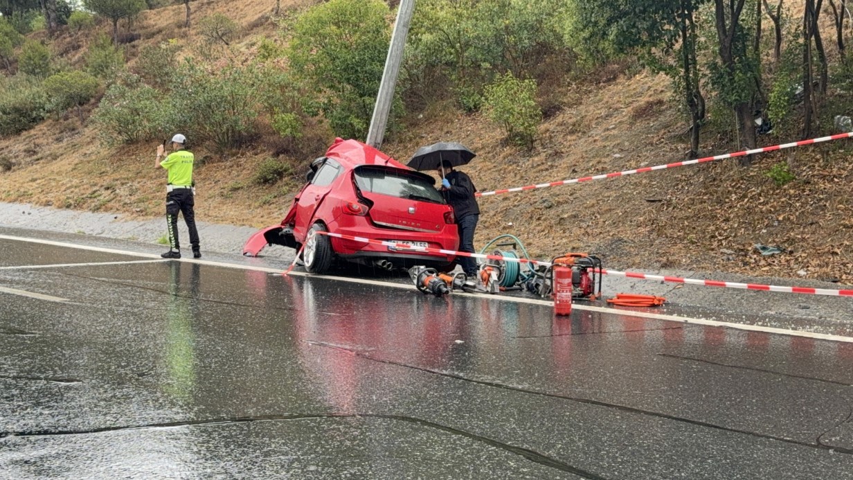 Eyüpsultan’da sağanak yağış nedeniyle kayan yolda direğe çarptı, hayatını kaybetti