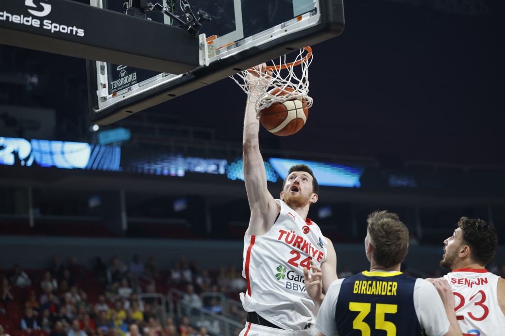 Milliler, Avrupa Basketbol Şampiyonası’nda çeyrek finale yükseldi