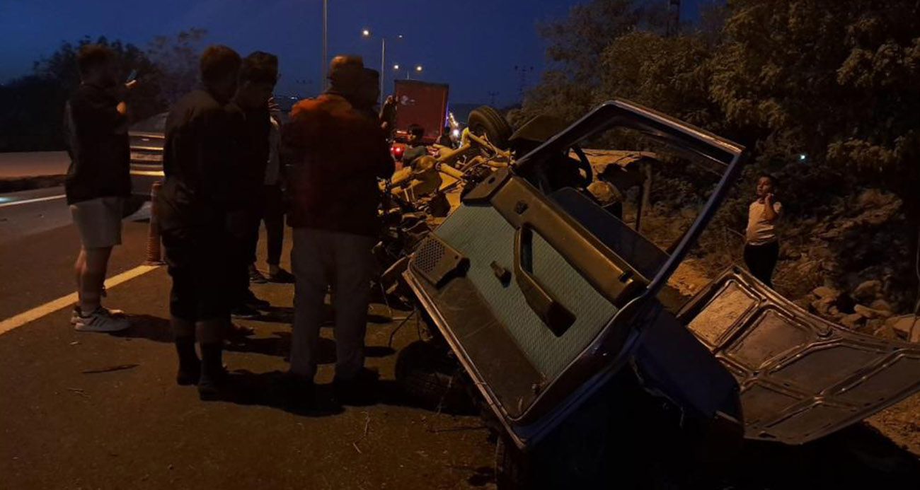 Taşa çarpan Tofaş hurdaya döndü: 2 kişi yaralandı