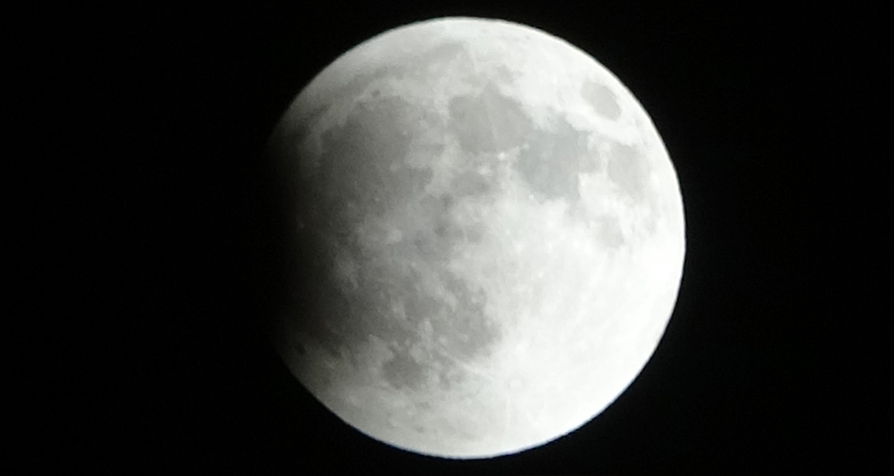 82 dakika sürecek "Kanlı Ay" tutulması başladı