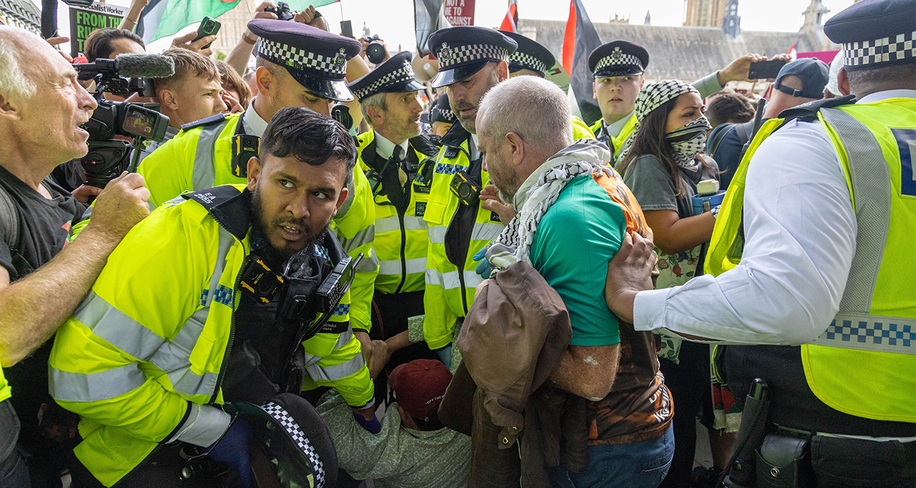 Londra'da düzenlenen Filistin'e destek gösterisinde 890 kişi gözaltına alındı