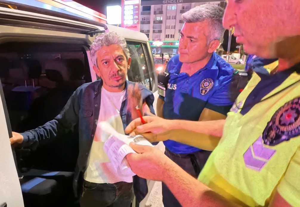 Alkol alıp direksiyona geçti, kaza yapıp gözaltına alınınca, "Hayvan mıyım?" dedi