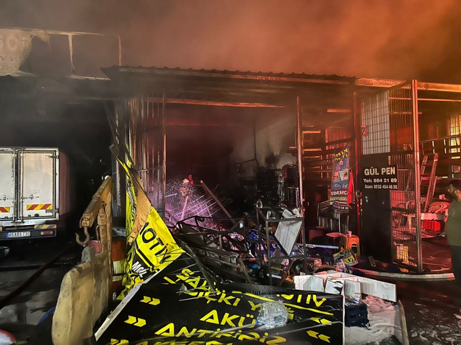 İzmir’de sanayi sitesinde yangın: 3 iş yeri kül oldu