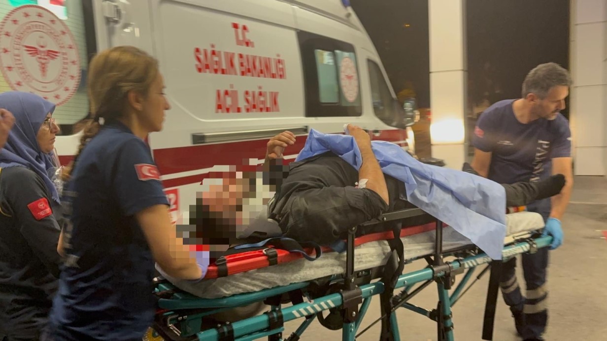 Tofaş marka otomobil ortadan büküldü: 3 yaralı