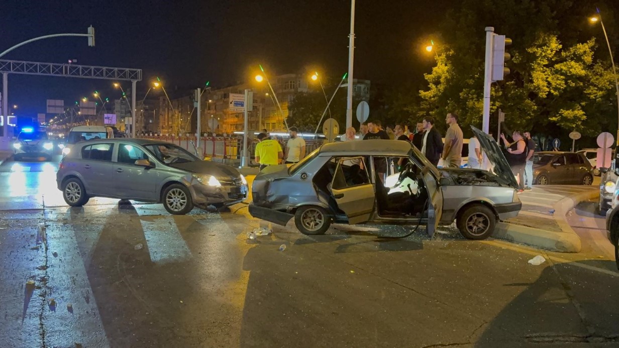 Tofaş marka otomobil ortadan büküldü: 3 yaralı