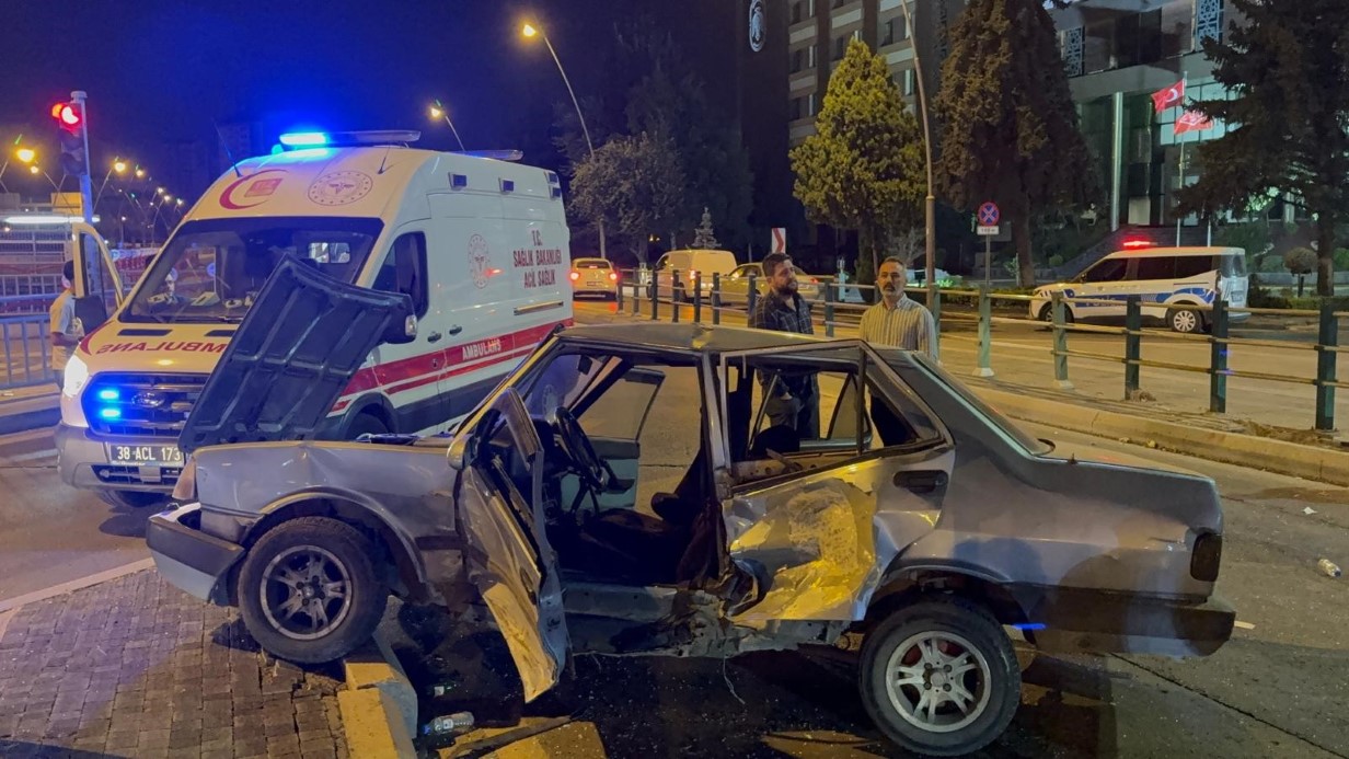 Tofaş marka otomobil ortadan büküldü: 3 yaralı