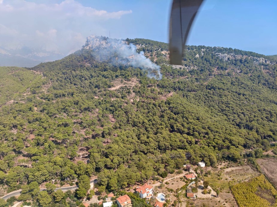 Kemer’de ormanlık alanda çıkan yangına havadan ve karadan müdahale