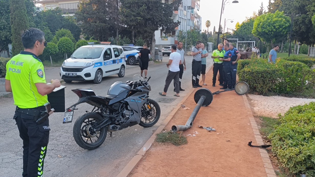 Direksiyon hakimiyetini kaybedip aydınlatma direğini devirdi, ceza yağdı