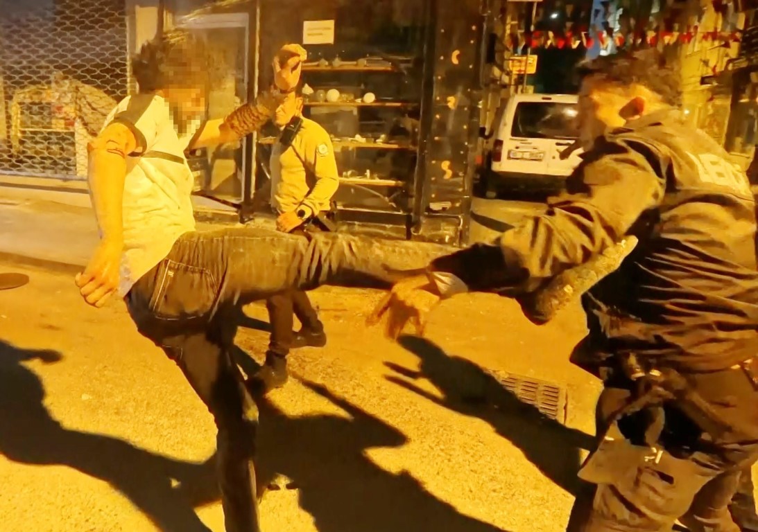 Kavgaya müdahale eden polise bıçak ve sandalyeli saldırı: 2’si polis 4 yaralı