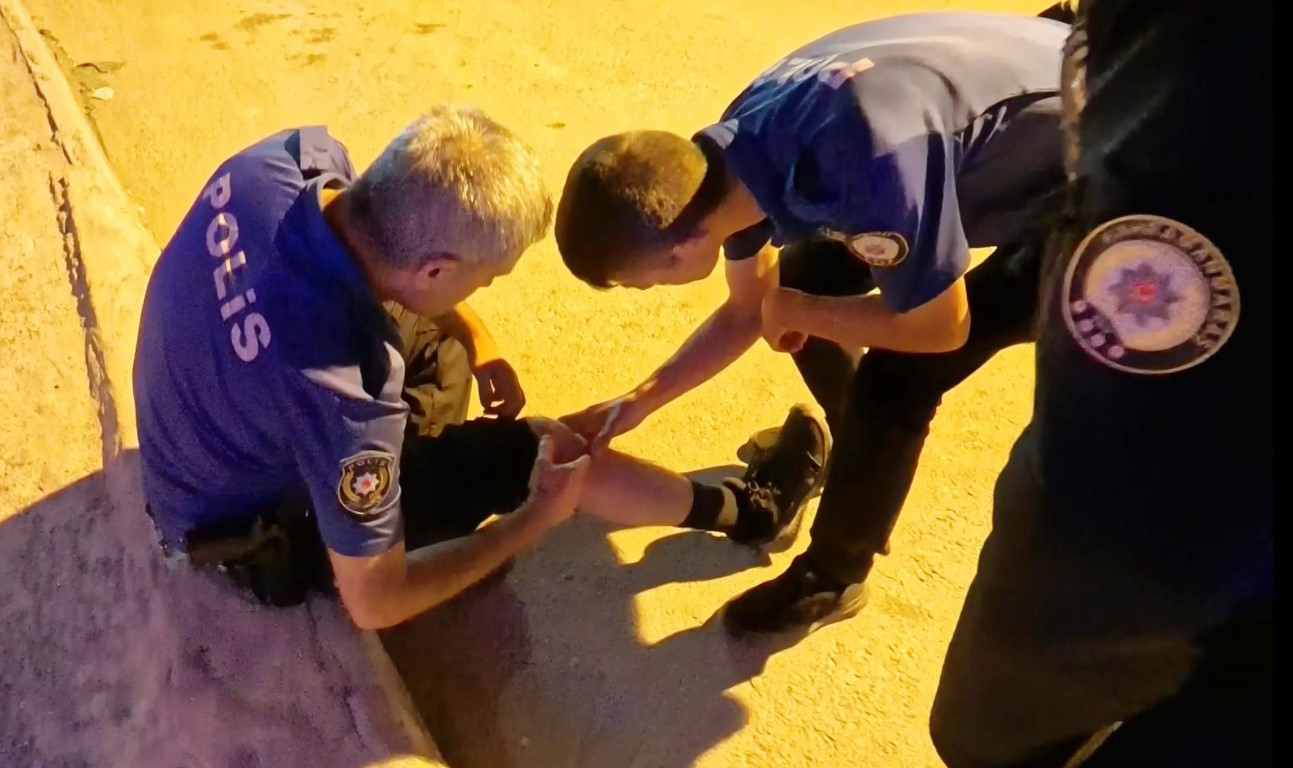 Kavgaya müdahale eden polise bıçak ve sandalyeli saldırı: 2’si polis 4 yaralı