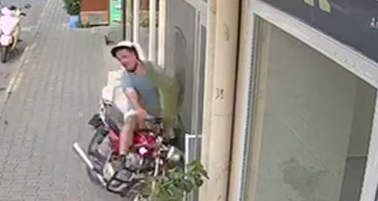 Motosiklet iş yerine girdi, kask hayat kurtardı