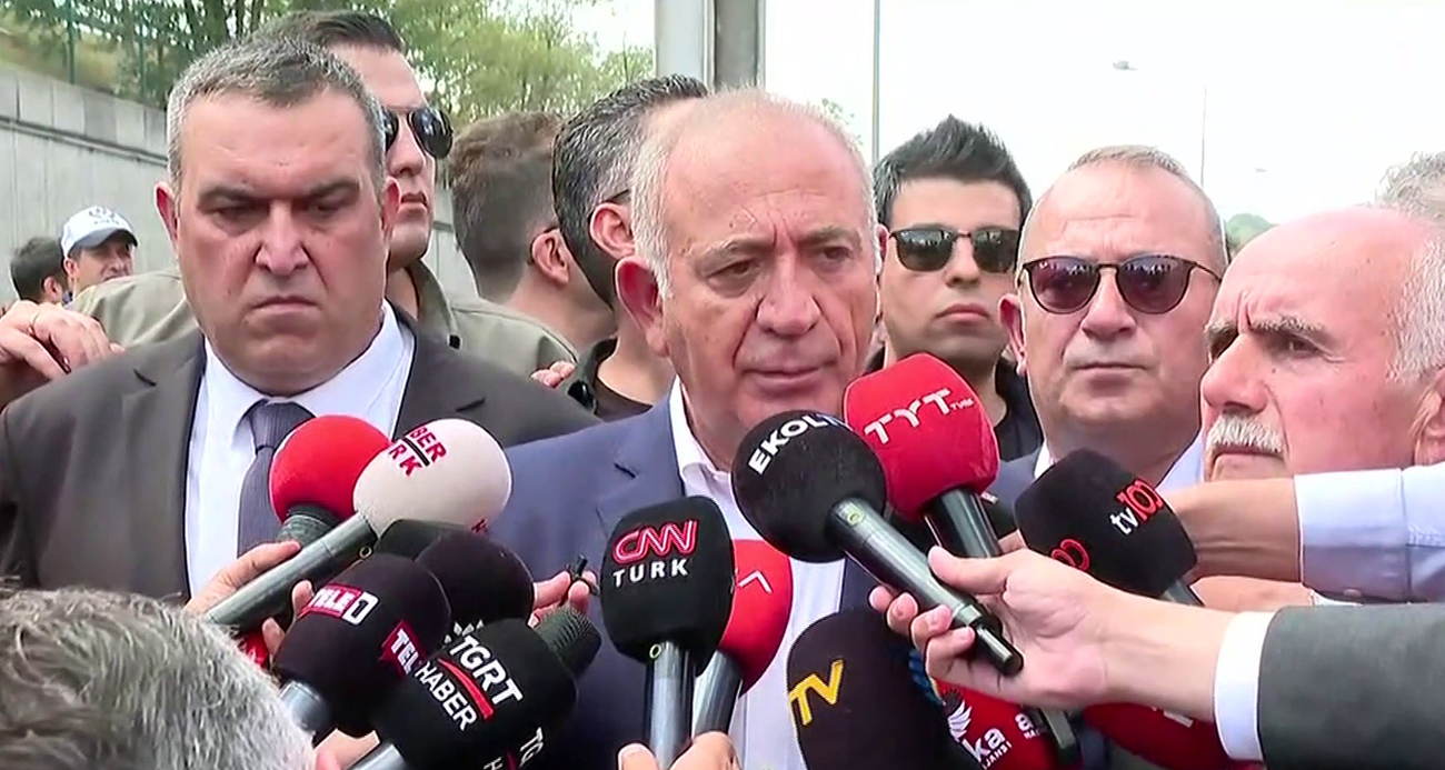 CHP İstanbul İl Başkanlığına gelen Gürsel Tekin’e su şisesi fırlattılar