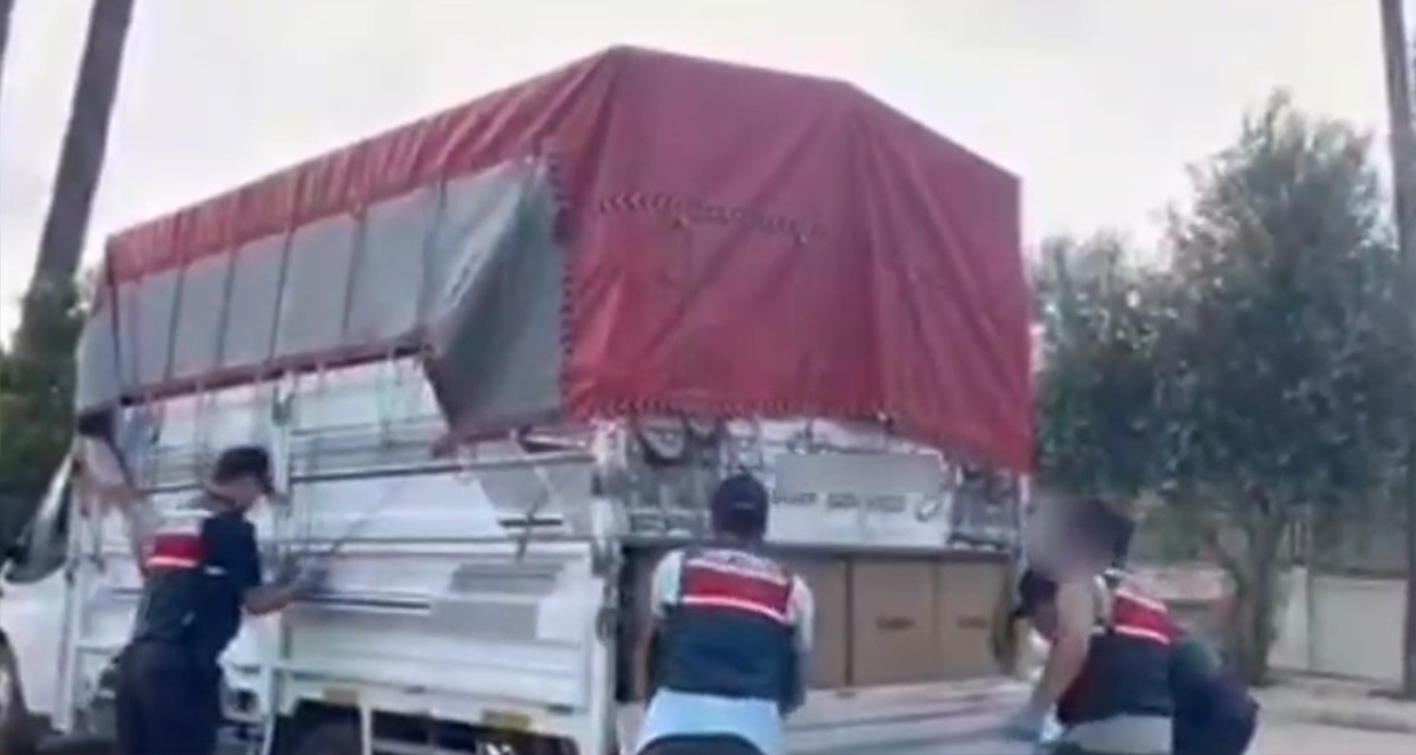 Adana’da 2 milyon 400 bin adet kaçak makaron ele geçirildi