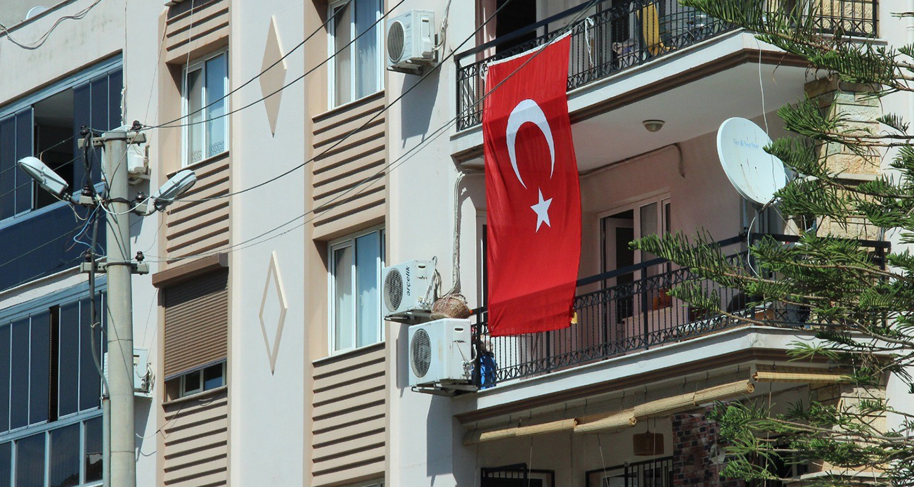 Saldırının olduğu sokak Türk bayraklarıyla donatıldı
