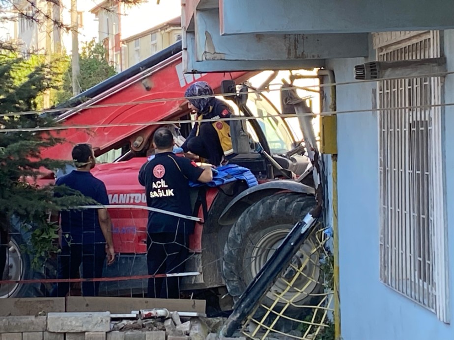Kontrolden çıkan iş makinesi dehşet saçtı: 2’si çocuk 4 yaralı