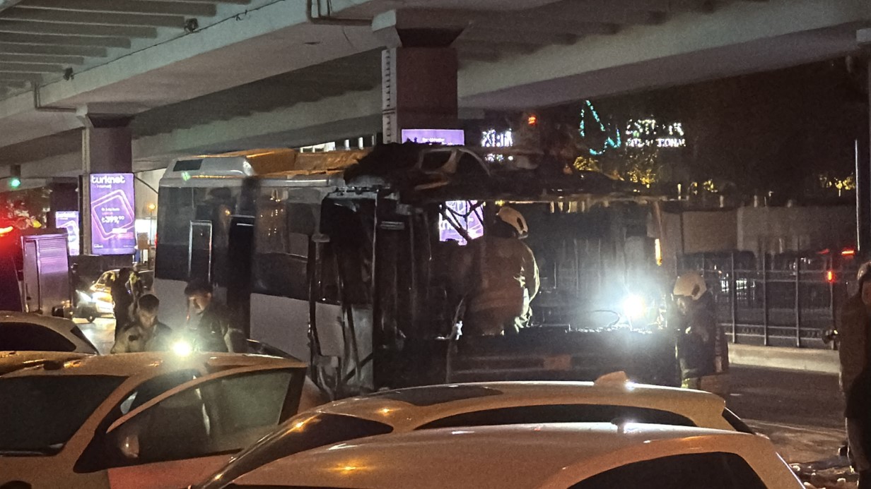 Şişli’de turistleri taşıyan tur otobüsü alev alev yandı