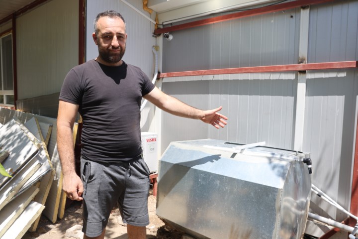 Su deposunu tamir ettiği esnada ölümden saniyelerle kurtulduğu anlar kamerada