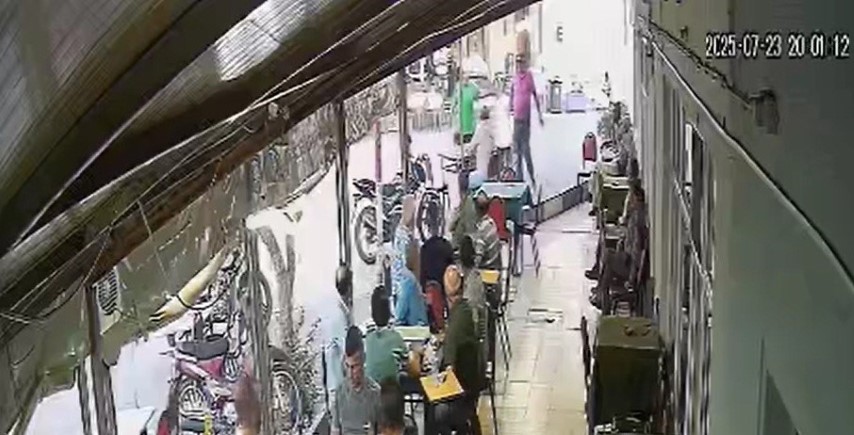 Eskişehir’de 5 yaşındaki engelli oğlunu döven adama, anneden kahvede meydan dayağı