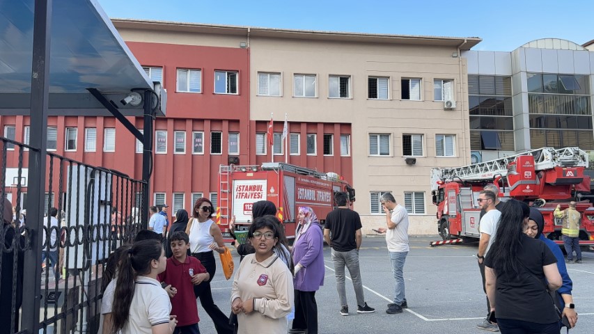 Başakşehir’de okul kantininde yangın paniği: Öğrenciler tahliye edildi