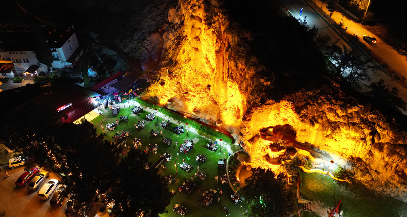 Depremle açığa çıkan termal su doğal traverten oluşturdu