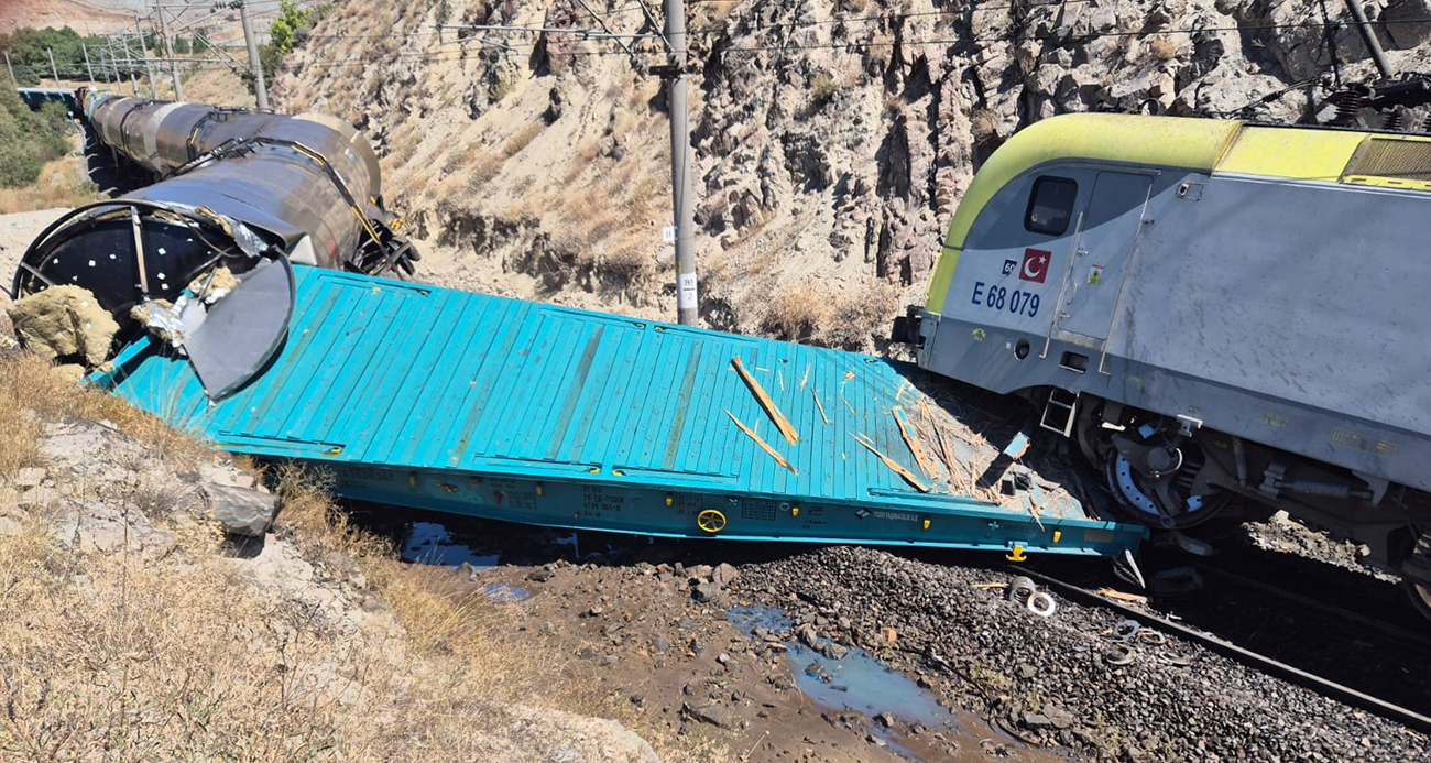 Malatya’da iki yük treni kafa kafaya çarpıştı: 1 yaralı