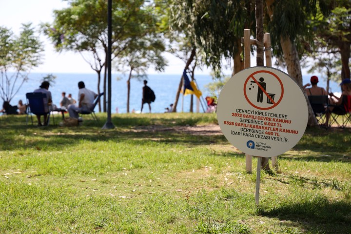 Konyaaltı Sahili’nde çöp atana ceza geliyor